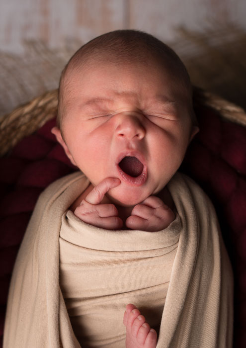 Gapende baby in mandje