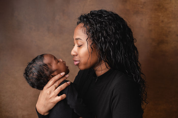 Newbornshoot, baby in mama's armen