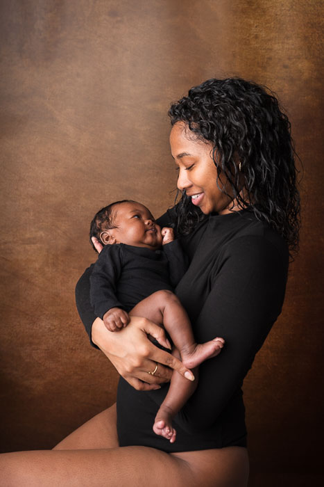 Newbornshoot, baby in mama's armen, kijkend naar elkaar.