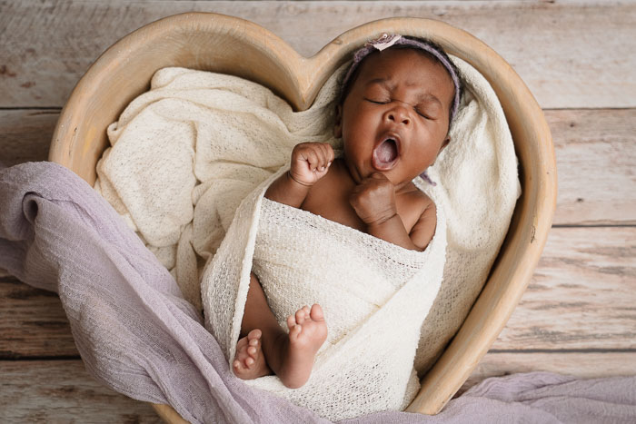 Baby meisje in houten hart