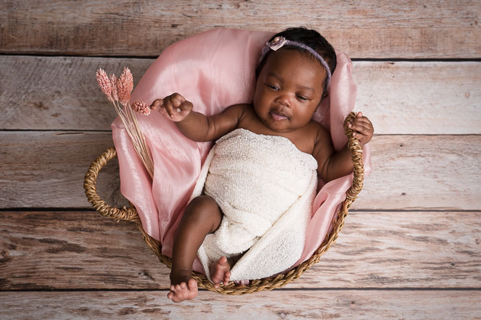 Baby meisje in mandje