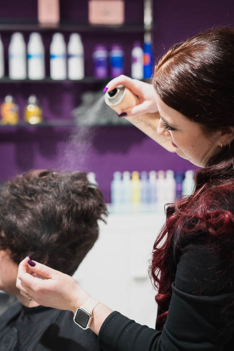 Zakelijke bedrijfsfoto. Kapster aan het werk.