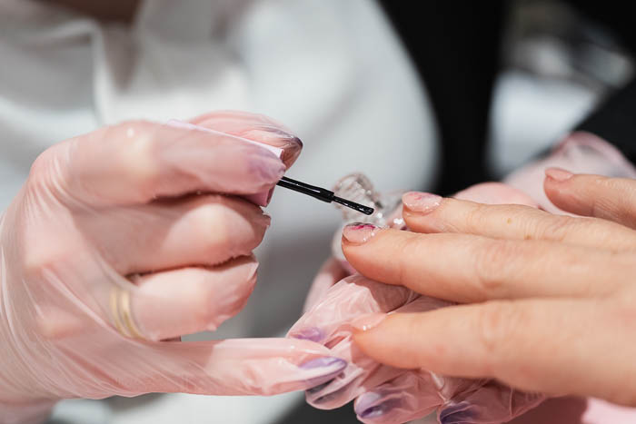 Zakelijke bedrijfsfoto. Nagelstyliste aan het werk.