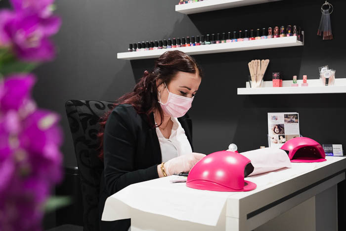 Zakelijke bedrijfsfoto. Nagelstyliste aan het werk.