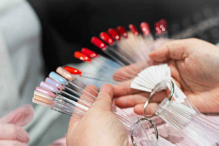 Zakelijke bedrijfsfoto. Nagellak kleur uitkiezen.