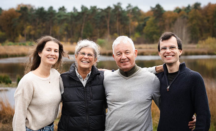Familie fotoshoot in de natuur bij de Hatertse Vennen in Nijmegen in de winter met herfst kleuren.