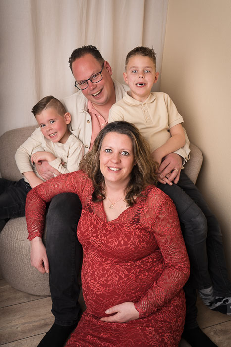 Zwangerschapsshoot, gezinsfoto op bankje in de studio.