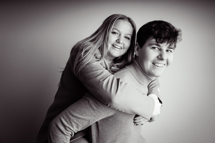 Portretshoot van een broer en zus in de studio.