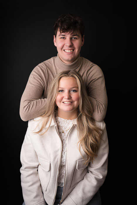 Portretshoot van een broer en zus in de studio.
