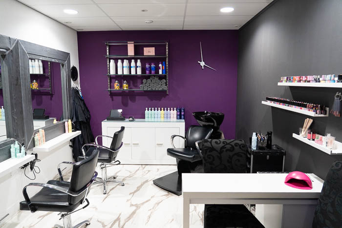 Een zakelijke fotoshoot, bedrijfsfoto. Een kapsalon en nagelsalon.