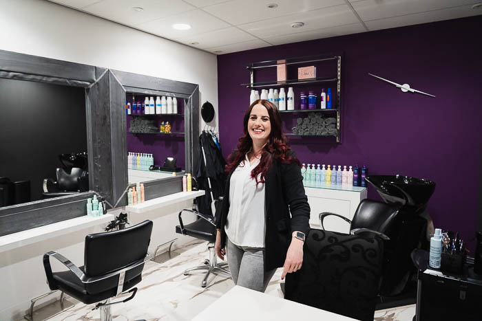 Een zakelijke portret fotoshoot, bedrijfsfoto. Een kapsalon met eigenaresse.