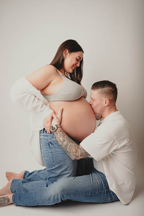 Zwangerschapsshoot van stel bij Studio Suilen. Witte achtergrond.