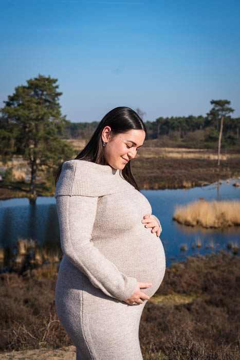 Zwangerschapsshoot van zwangere in Hatertse Vennen bij Nijmegen, zwangerschap foto.