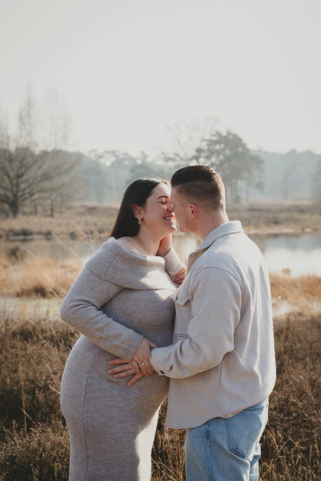 Zwangerschapsshoot van koppel in Hatertse Vennen bij Nijmegen, zwangerschap foto's.