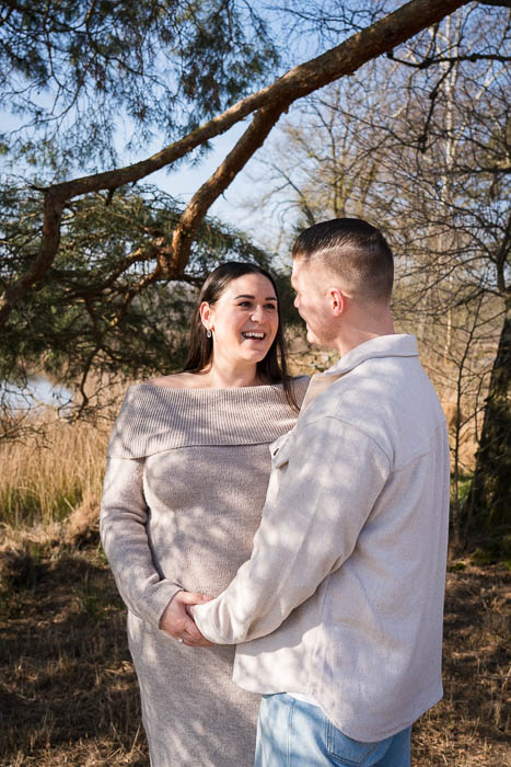 Zwangerschapsshoot van koppel in Hatertse Vennen bij Nijmegen, bos.