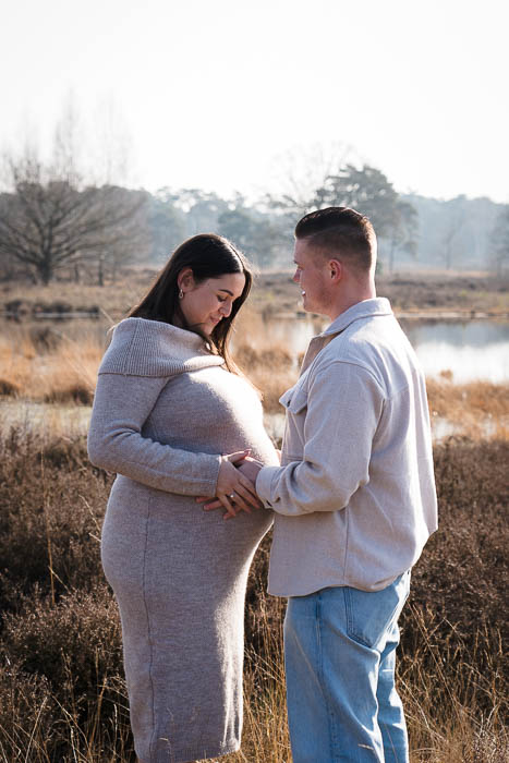 Zwangerschapsshoot van koppel in Hatertse Vennen. Zwangerschap foto's.