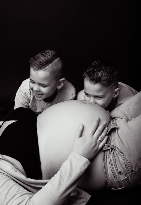 Zwangerschapsshoot, zwangere buik en broertjes.