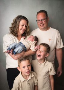 Pasgeboren baby met gezin.