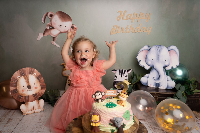Cakesmash fotoshoot meisje met safari dieren, ballonnen en taart