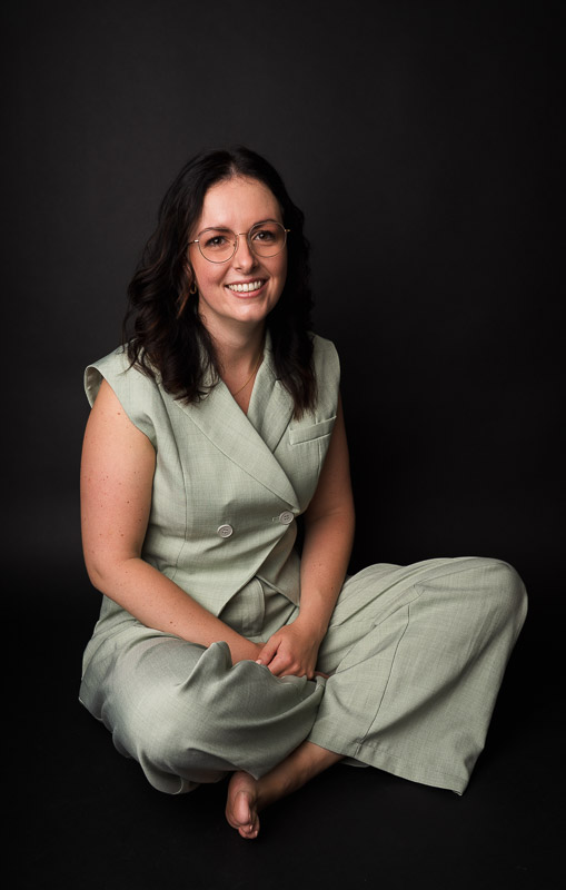 Zakelijke portretfoto vrouw zittend