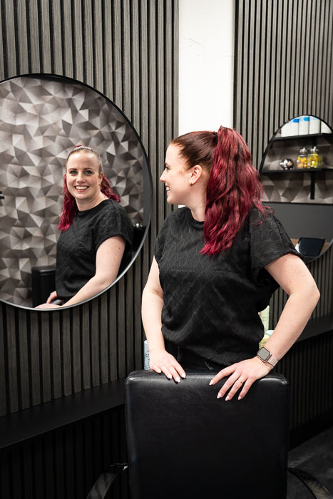Zakelijke foto kapster voor spiegel