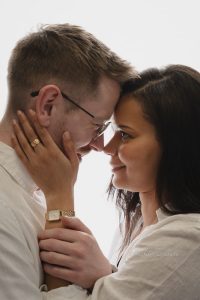 Loveshoot close-up met wit tegenlicht